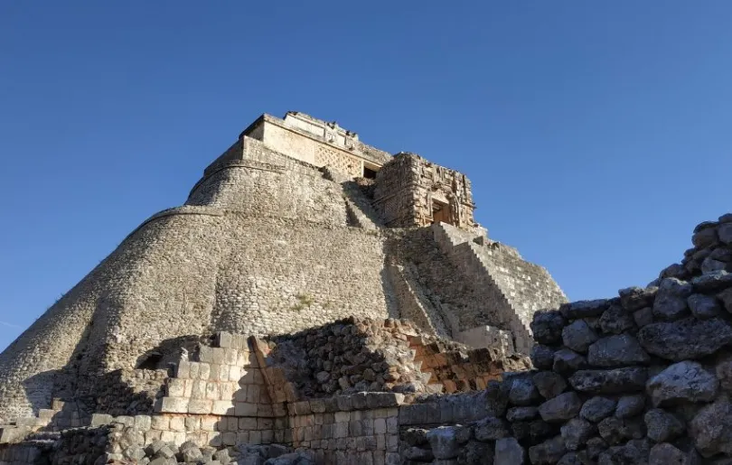 Lass dich von der beeindruckenden Architektur in Uxmal begeistern