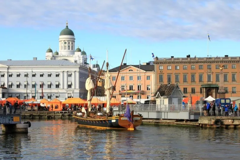 Blick auf den Hafen von Helsinki und das Rathaus