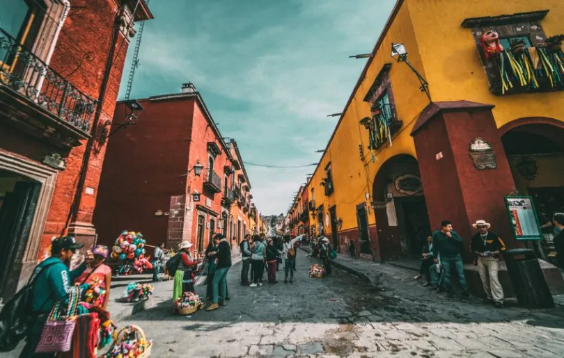 Bewundere die bunten Häuser in Naha Mexiko