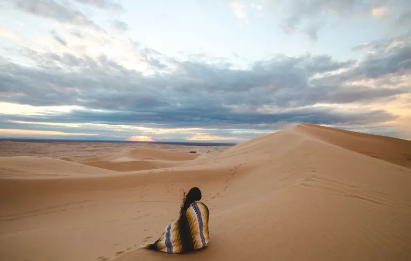 Alleinreisende Frau in der Wüste