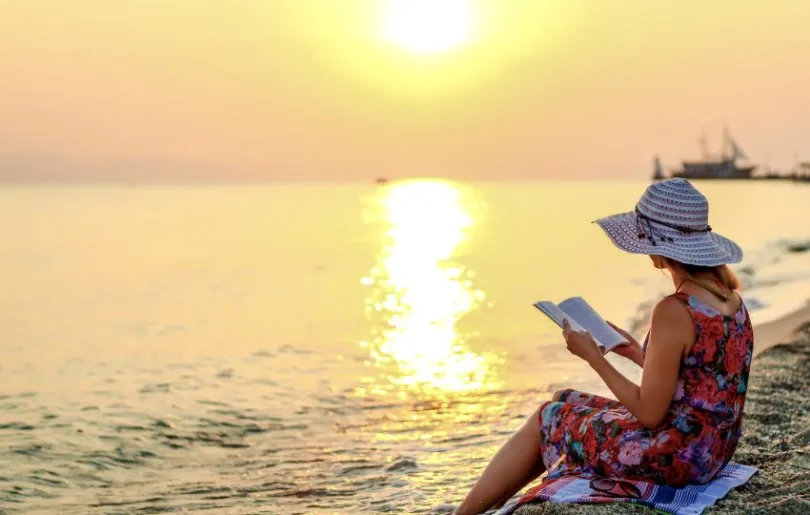 Alleinreisende Frau mit Buch