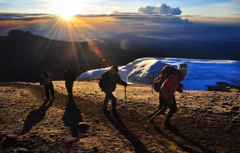 Wunderschöner Sonnenaufgang am Kilimandscharo
