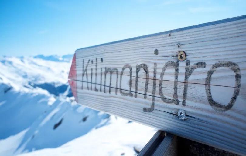 Wegweiser zum Kilimandscharo oder Kilimanjaro in Tansania