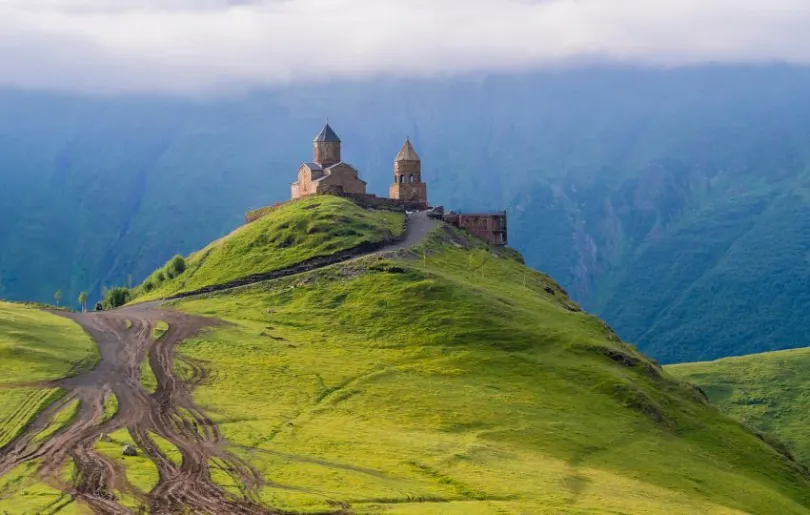 Die berühmte Dreifaltigkeitskirche ist ein Muss auf jeder Georgien Reise