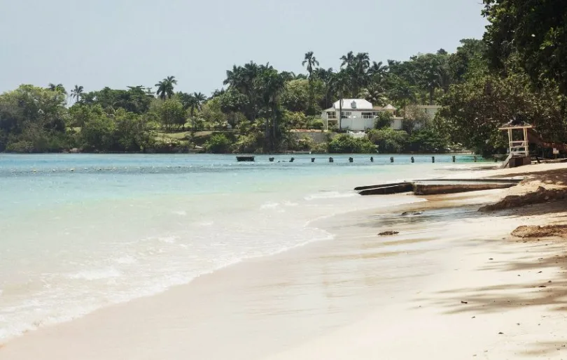 Entdecke den Strand von Ochos Rios auf deiner Jamaika Rundreise