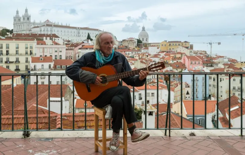 Ein Gitarrenspieler spielt Fado in Portugal