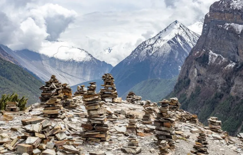 Entdecke Steinstapel auf deiner aktiven Nepal Reise