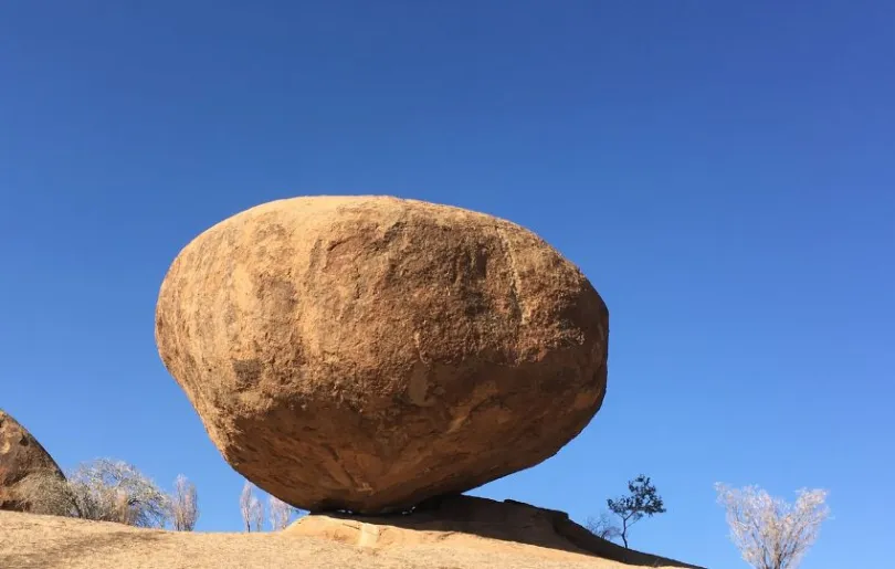 Eine überdimensionale Sehenswürdigkeit: Bull's Party in Namibia