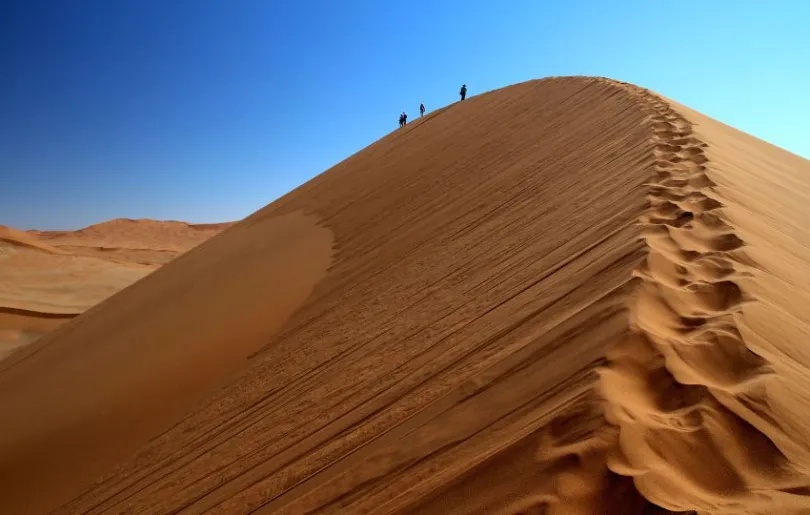 Kinder auf einer Düne in Namibia