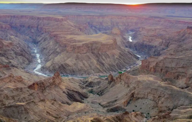 Die faszinierende Landschaft des Fish River Canyon in Namibia ist ein Highlight deiner Rundreise