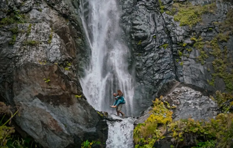 Während deiner Hochzeitsreise: Glücksgefühle am Wasserfall