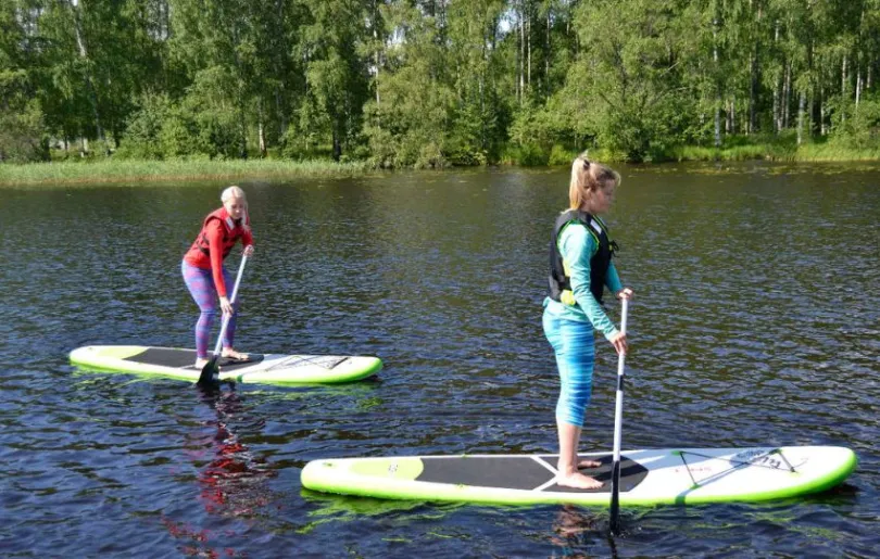 Probiere bei deiner Mietwagenreise in Finnland Stand-up Paddling aus