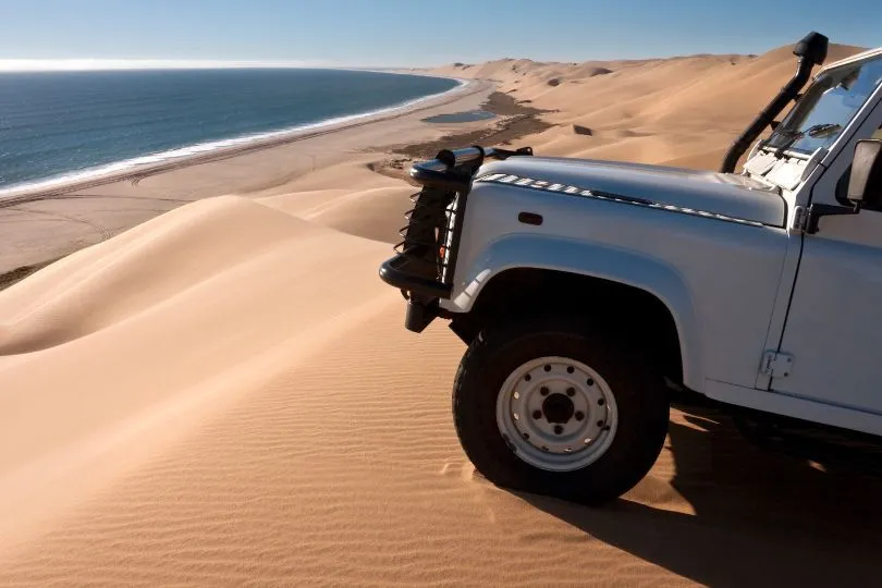 Blick auf eine Wüste direkt am Meer in Namibia
