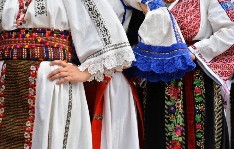 Entdecke traditionelle Kleider auf deiner Rumänien Zugreise