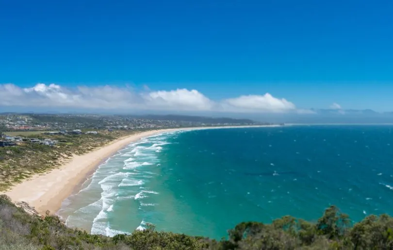 Einsamer Strand in Plettenberg Bay, Südafrika