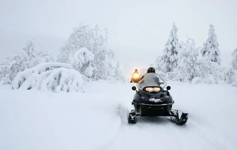 Mache einer Schneemobil Tour auf deiner Lappland Winterreise