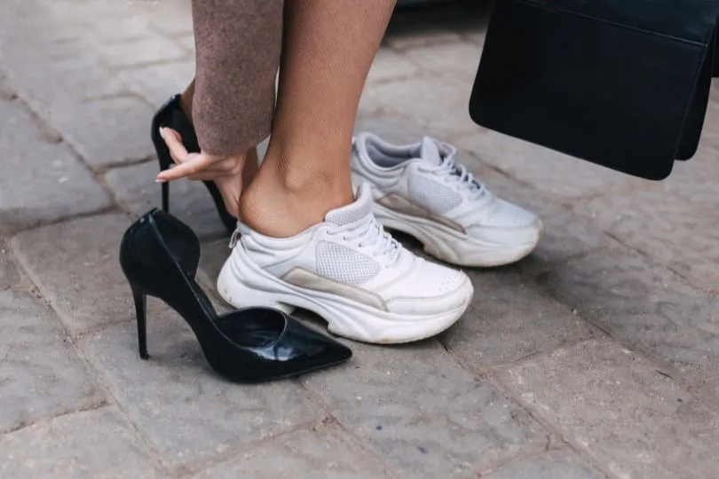 Jetzt kann die „Bleisure“ beginnen: High Heels gegen Sneaker tauschen