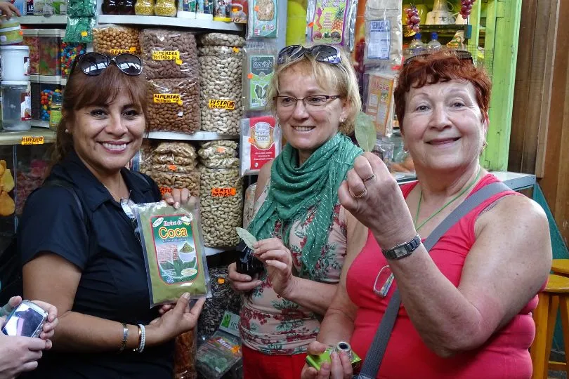 Auf Rosarios Lima Walking Tour Coca-Blätter probieren