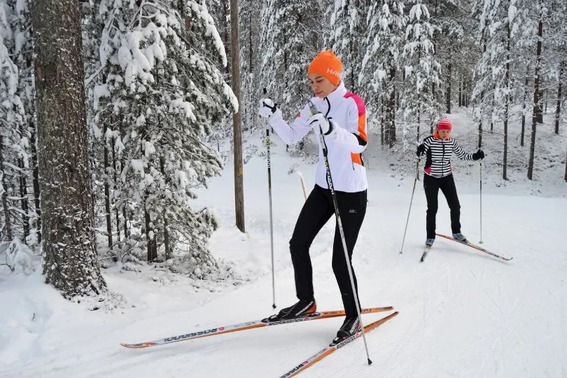 Langlauf fahren auf Ski in Finnland