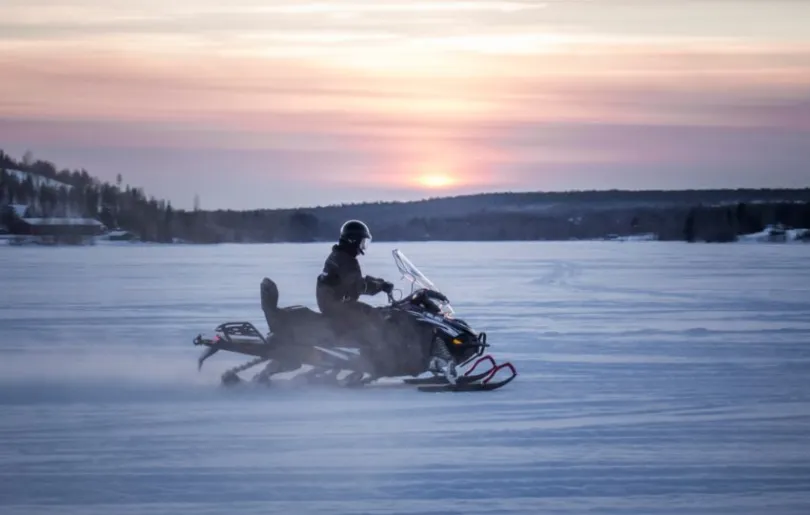 Entdecke E-Schneemobile auf deiner Lappland Winterreise