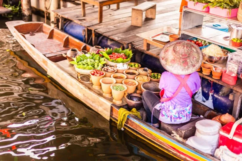 Besuche bei deinem Thailand Urlaub einen Floating Market