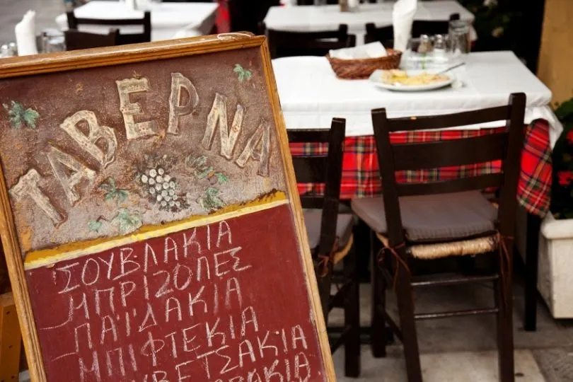 Der Besuch einer Taverne gehört im Griechenland Urlaub dazu