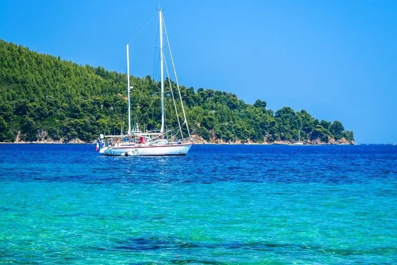 Freu dich auf leuchtend türkisblaues Meer im Griechenland Urlaub