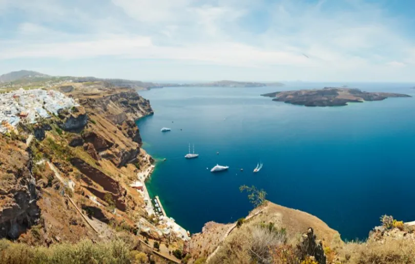 Entdecke die Caldera in Santorini auf deiner Inselhopping Reise durch Griechenland