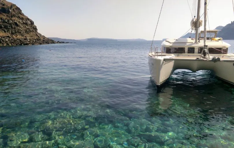 Entdecke Santorini mit dem Katamaran auf deiner Inselhopping Reise durch Griechenland
