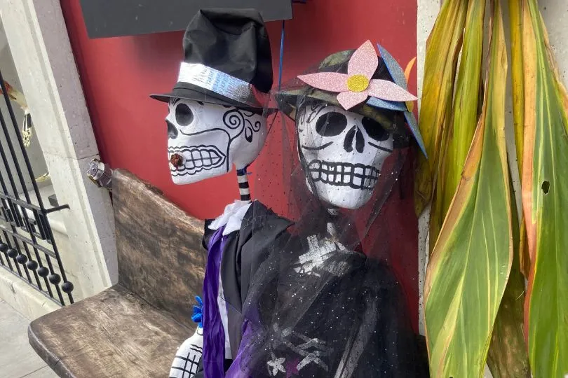 Zum Día de Muertos werden aufwändige Figuren, “Catrinas“, gebaut