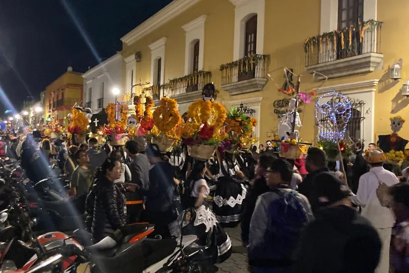 Zum Dia de Muertos finden unzählige Umzüge mit Musik und Masken statt