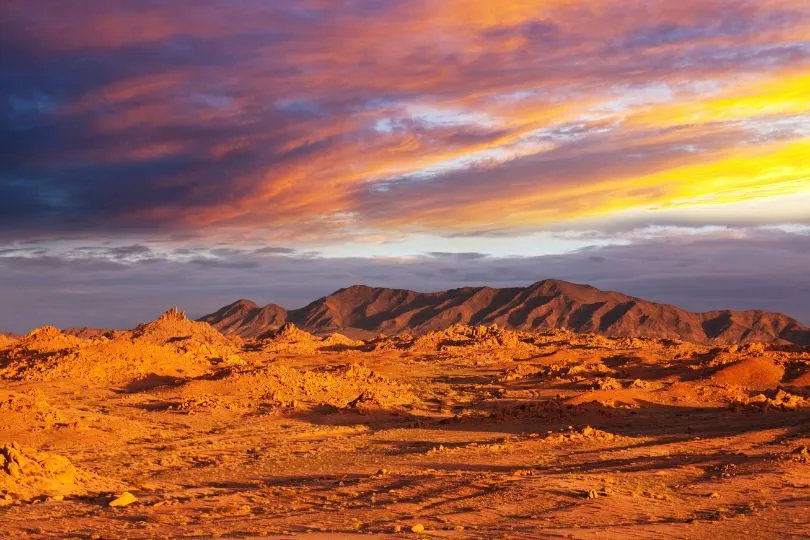 Farbenfrohe, natürliche Sehenswürdigkeit in der Mongolei: Die Wüste Gobi