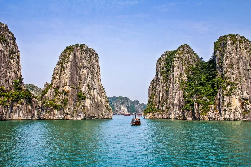 Entdecke die Halong Bucht auf deiner Reise durch Vietnam mit dem Zug