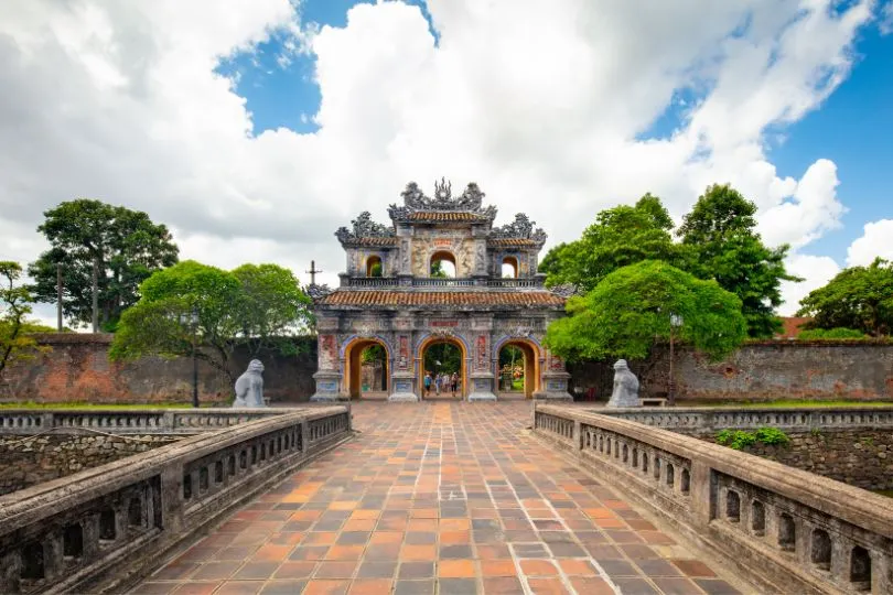 Entdecke Hue auf deiner Reise durch Vietnam mit dem Zug