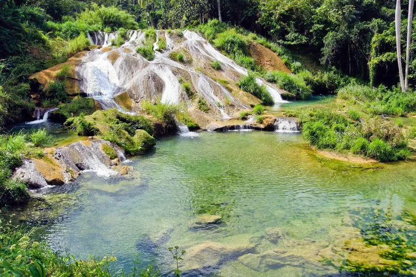 Entdecke den El Nicho Wasserfall auf deiner Last Minute Kuba Rundreise