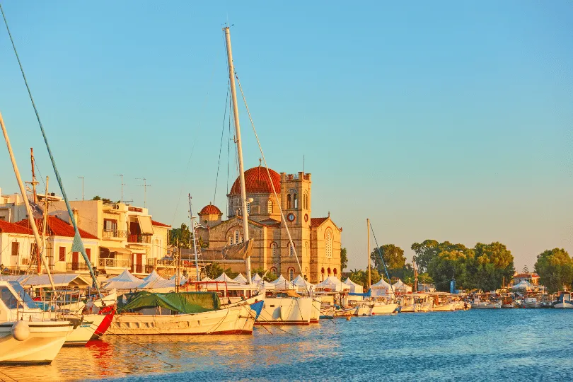 Genieße die Abendsonne im Hafen Aegina's während deiner Rundreise zu den Saronischen Inseln 