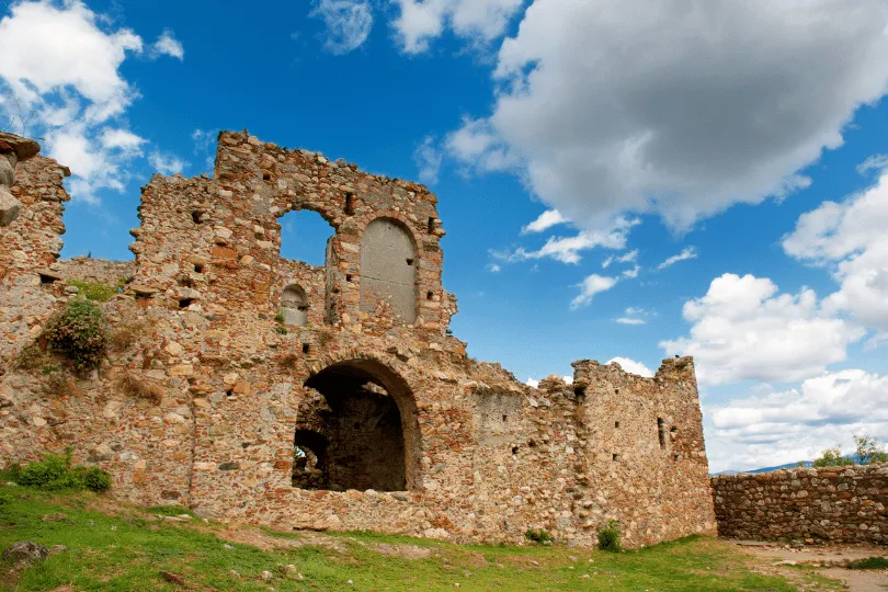 Ruinen in der Weltkurlturerbestadt Mystras bestaunen während Mietwagenrundreise durch Griechenland