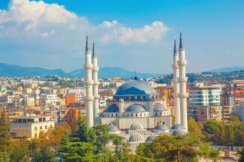 Blick auf Tirana in Albanien