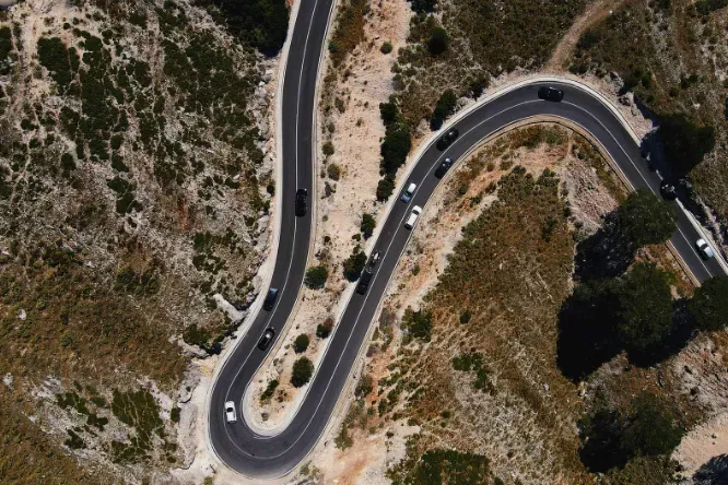 Blick von oben auf Straße in Albanien