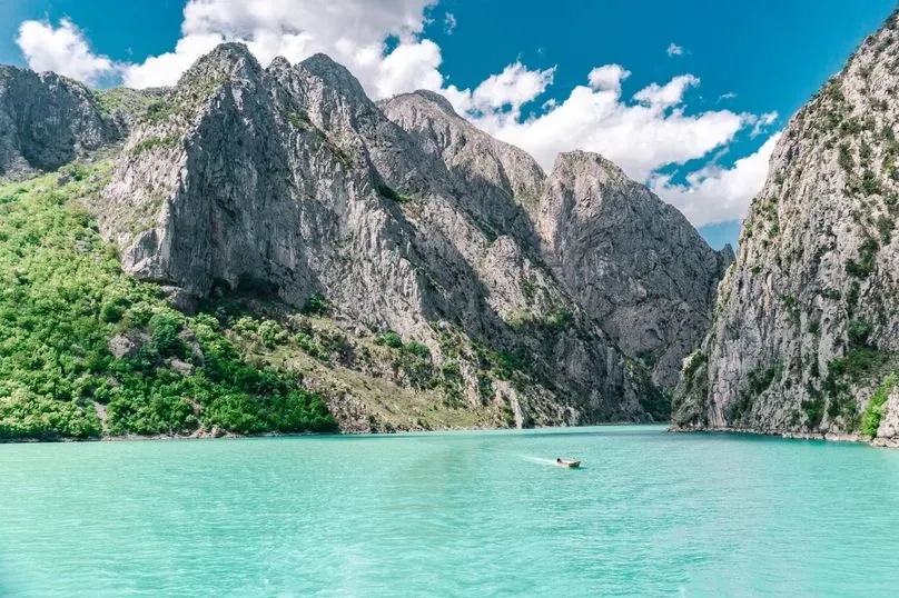 Blick auf Bergpanorama und See in Albanien
