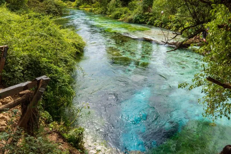 Glasklares blaues Wasser in Albanien