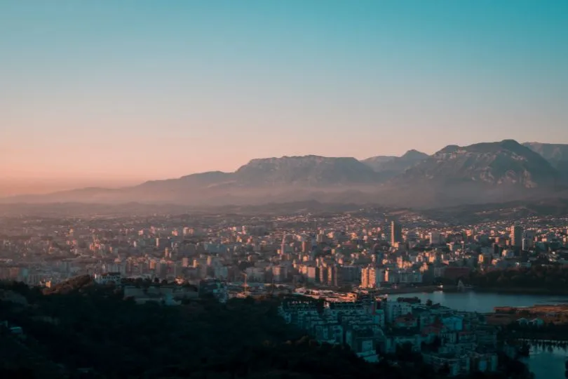 Blick über Albaniens Hauptstadt Tirana