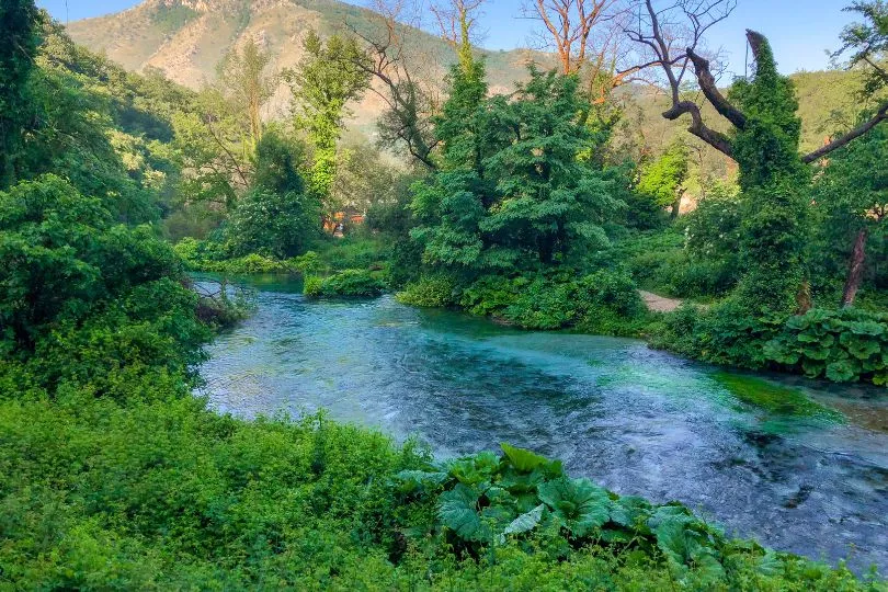 Blick auf einen Fluß in Albanien 