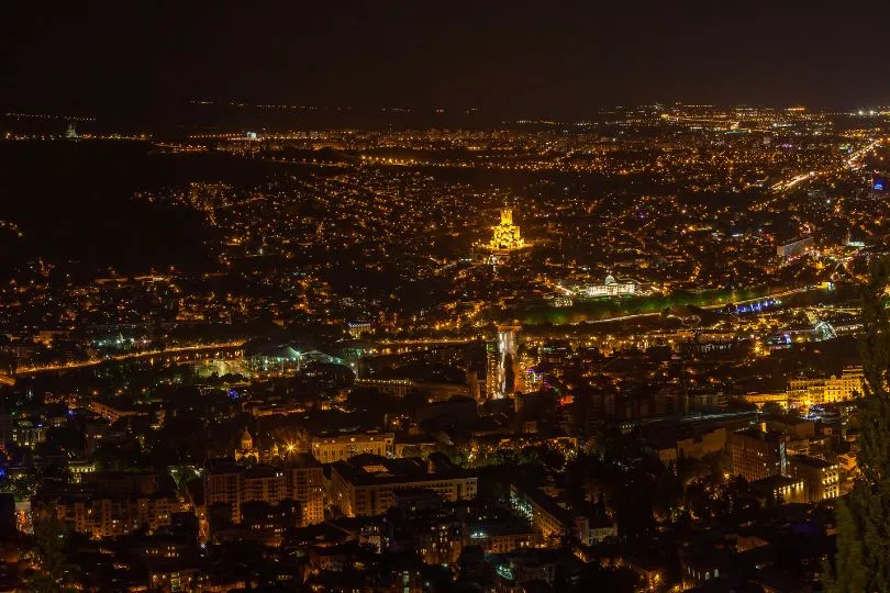 Blick auf Tiflis am Abend