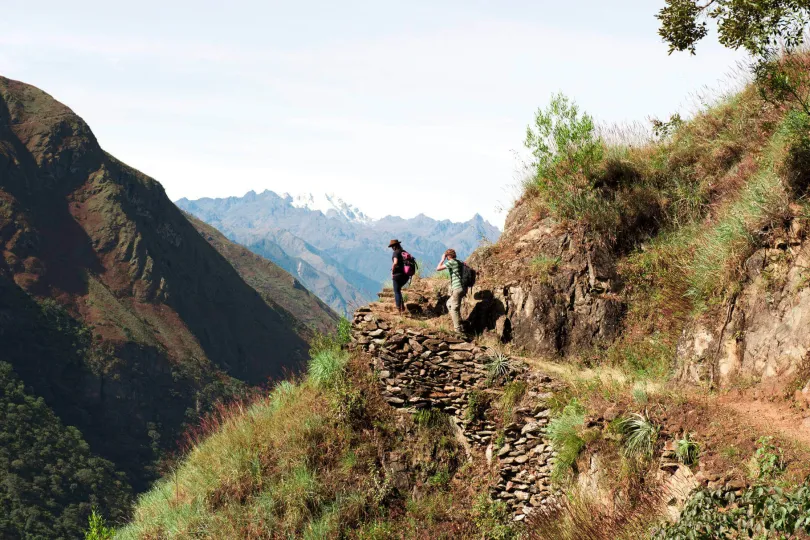 Zwei Wanderer laufen entlang der Kaffeeroute während der Rundreise Peru.