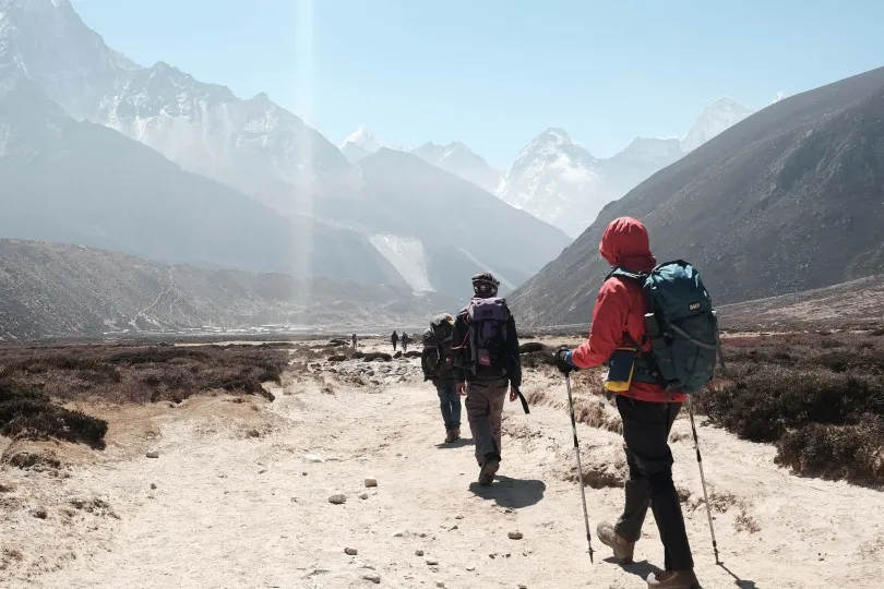 Beste Reiseziele im August - Eine Familie wandert durch Ladakh.