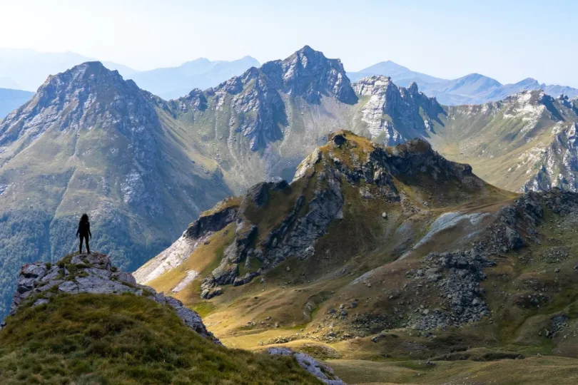 Beste Reiseziele im Oktober - Reisender in den Bergen.