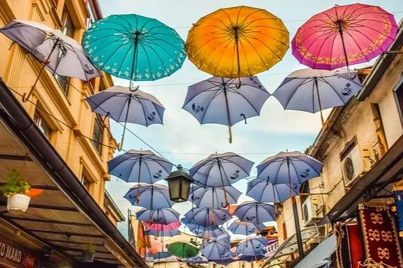 Hängende Regenschirme über der Straße.