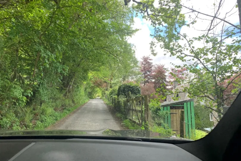Met de elektrische auto naar Schotland - uitzicht op smal weggetje vanuit de auto.