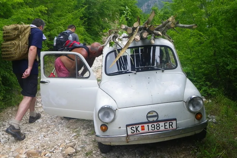 Nordmazedonien - Reisende mit Auto auf der Straße.